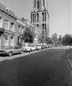 858302 Afbeelding van geparkeerde auto's op het Domplein te Utrecht, met de panden Domplein 27 (links) -lager.